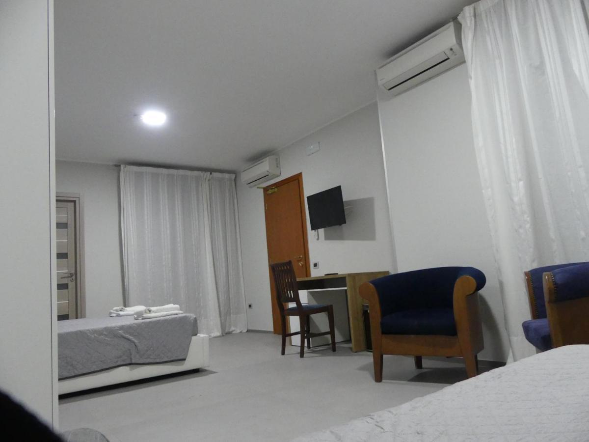 Albergo Piazza Risorgimento ปอร์โตเชซาเรโอ ภายนอก รูปภาพ