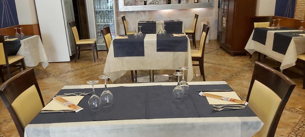Albergo Piazza Risorgimento ปอร์โตเชซาเรโอ ภายนอก รูปภาพ