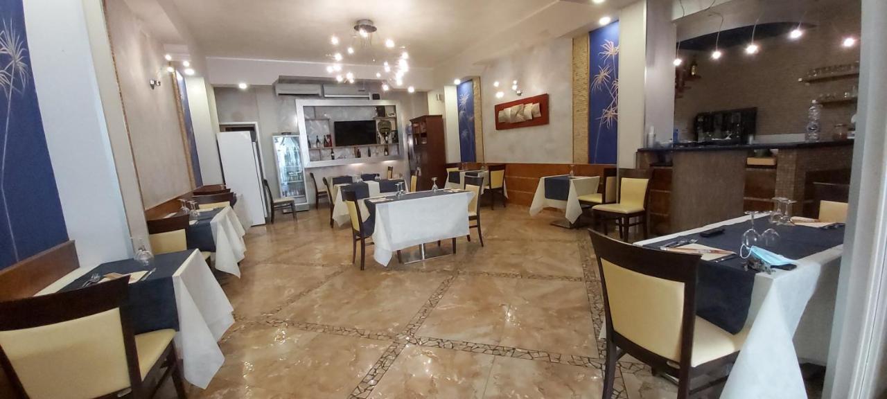 Albergo Piazza Risorgimento ปอร์โตเชซาเรโอ ภายนอก รูปภาพ