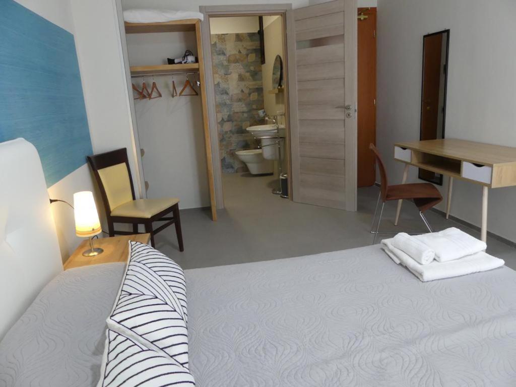Albergo Piazza Risorgimento ปอร์โตเชซาเรโอ ภายนอก รูปภาพ